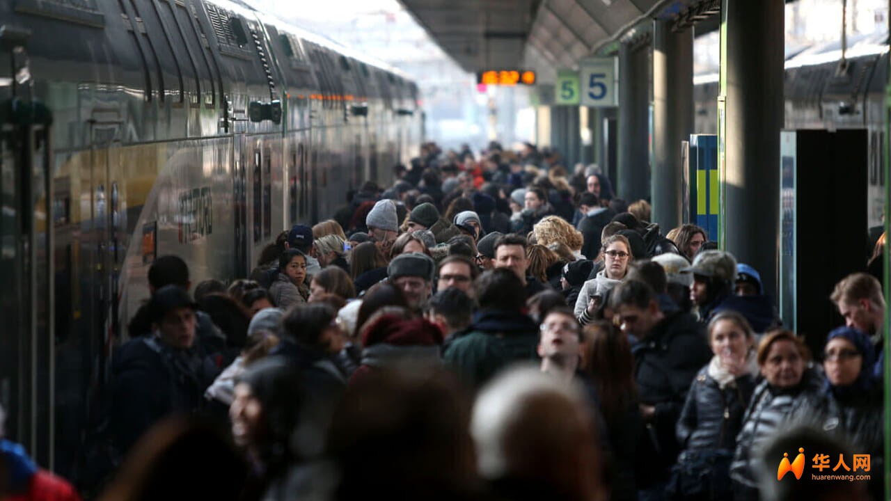 Sciopero treni Trenord. Folla treno. LaPresse-2.jpg