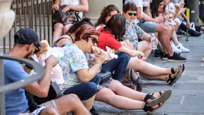 turisti-mangiano-panini-seduti-in-centro-a-firenze.webp