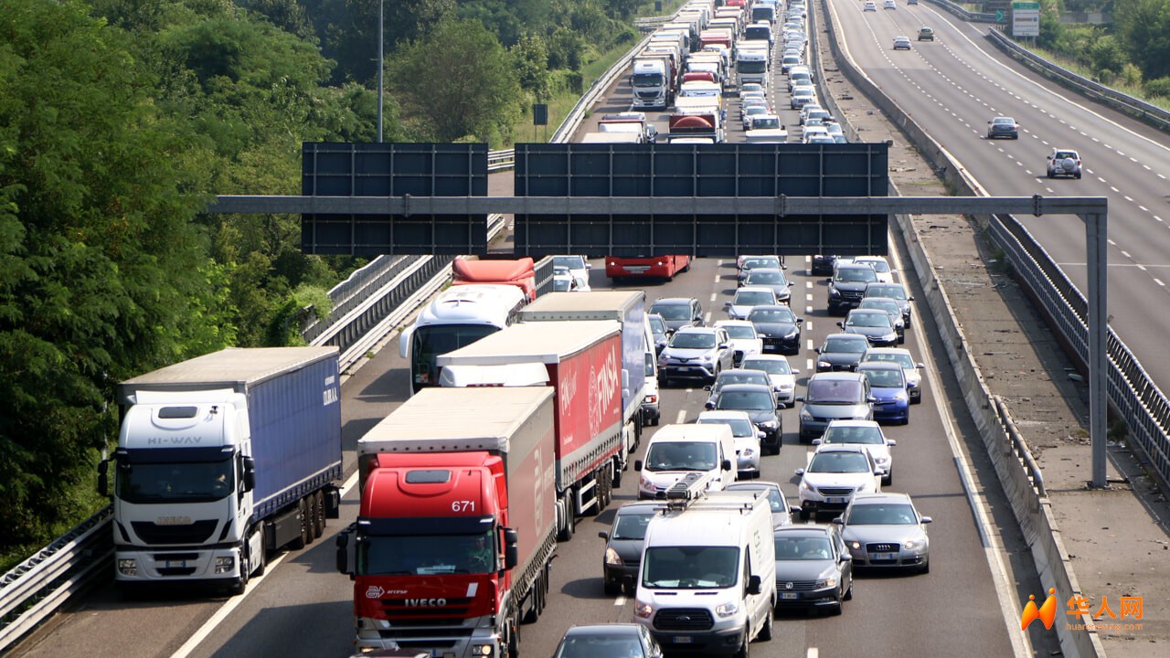 camion tir a4 autostrada traffico.jpg