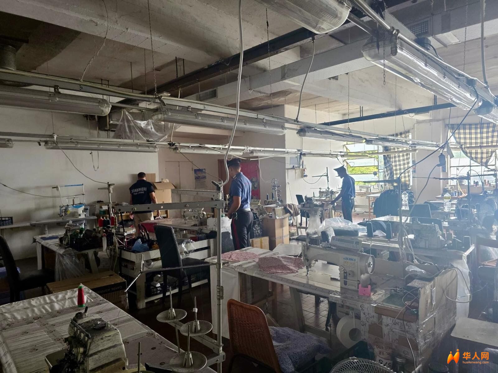 Fabbrica caporalato cinese a Baranzate. Carabinieri 2.jpeg