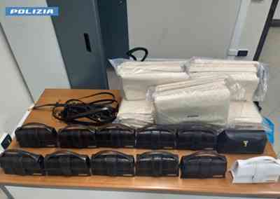 foto-comunicato-in-a1direttissima-con-12-borse-di-dubbia-provenienza.-denunciato.jpg