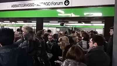 Folla metro verde (foto di Beatrice Orsi )-2.jpg