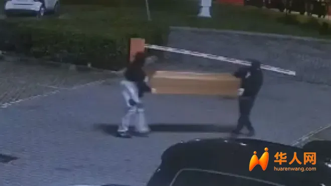 un-frame-del-video-che-ritrae-il-trasporto-della-bara.webp
