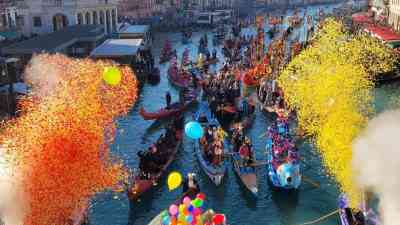 Carnevale di Venezia, corteo in canale con la pantegana.jpeg