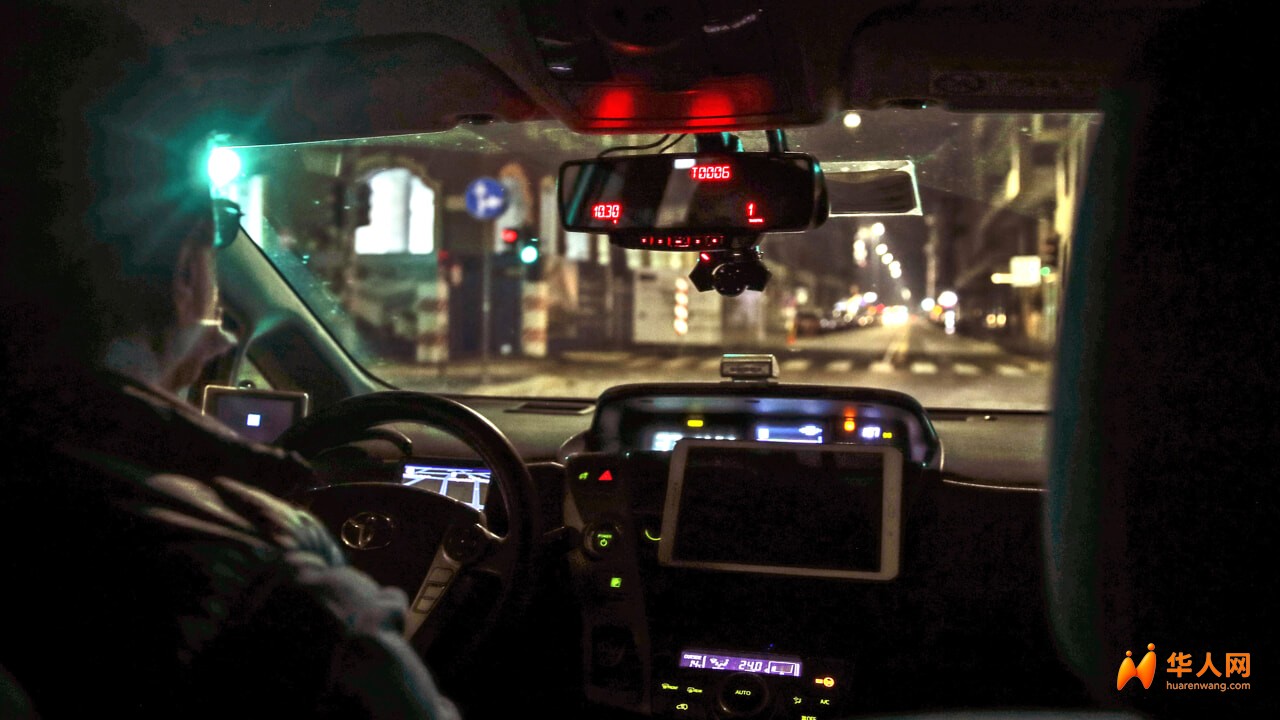 瑞士两少女深夜打车从米兰到科莫，一下车就跑啦！