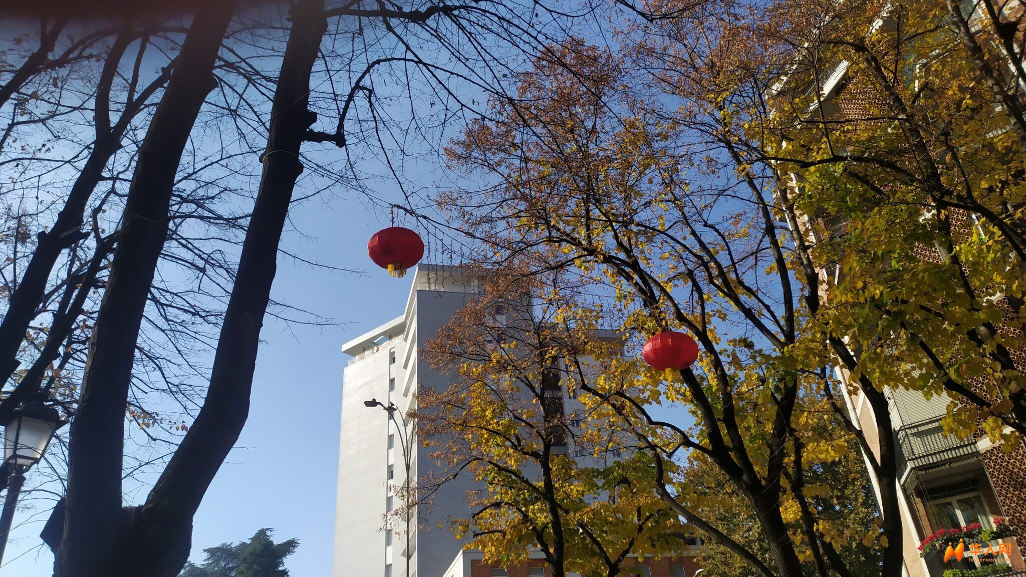雷焦艾米利亚火车站圣诞节挂起红灯笼，居民抗议“这里不是唐人街”