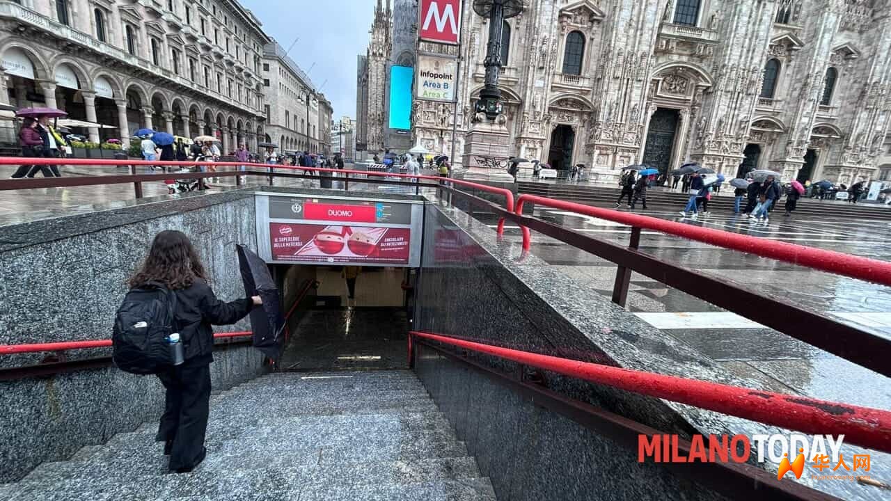 Sciopero a Milano. Pioggia metro. Ingresso metro rossa in Duomo. Foto St.Me.Pa.jpeg