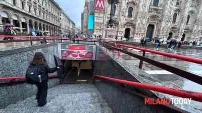 Sciopero a Milano. Pioggia metro. Ingresso metro rossa in Duomo. Foto St.Me.Pa.jpeg