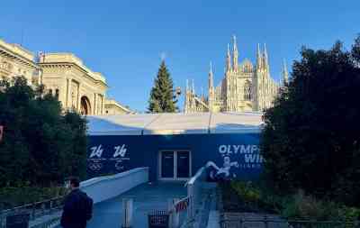 piazza-duomo-trasformata-in-baraccopoli-per-lo-olimpiadi-milano-cortina-2026-3-scaled.jpg