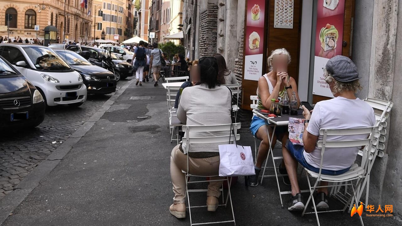 dehors roma - foto LaPresse (1).jpg