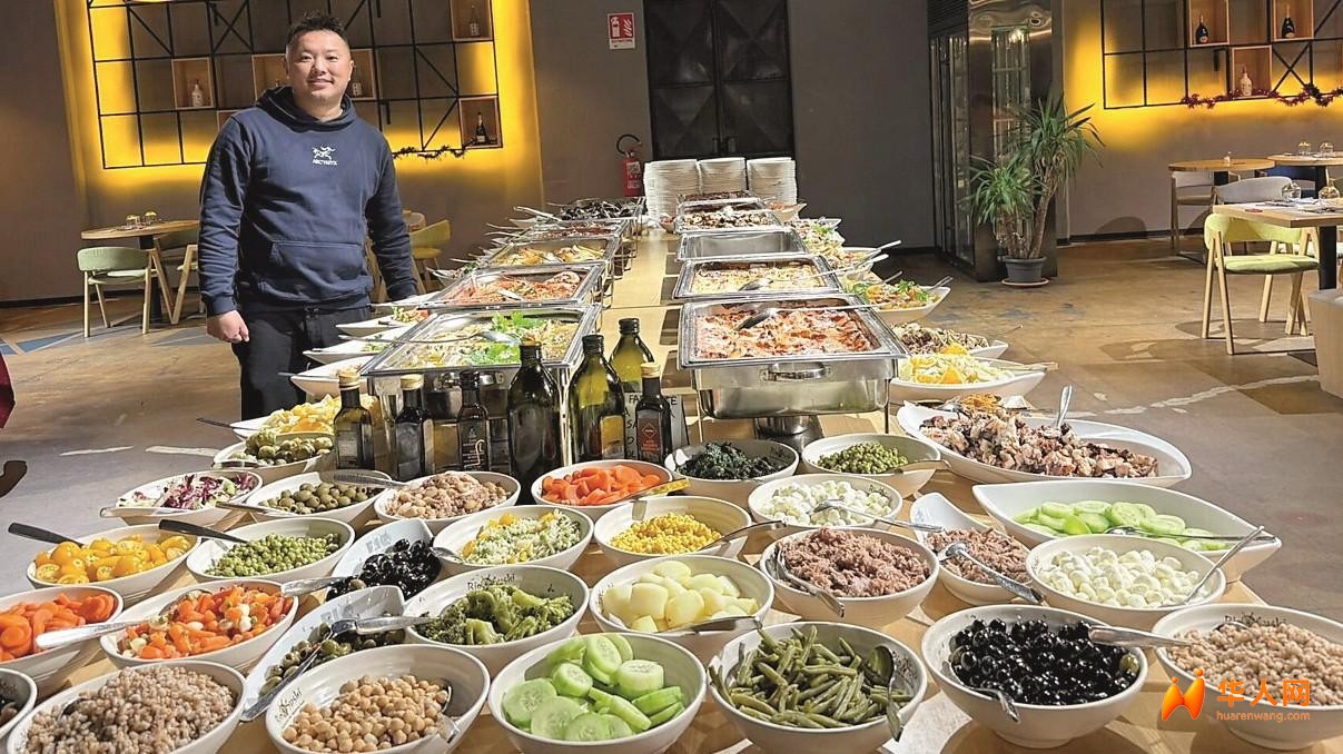 请网红还不如自己上！这位中国餐馆老板意外走红