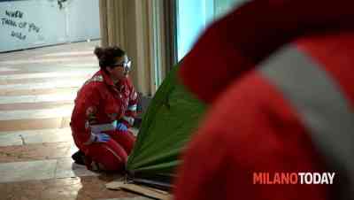 clochard senzatetto tenda croce rossa-2.jpeg