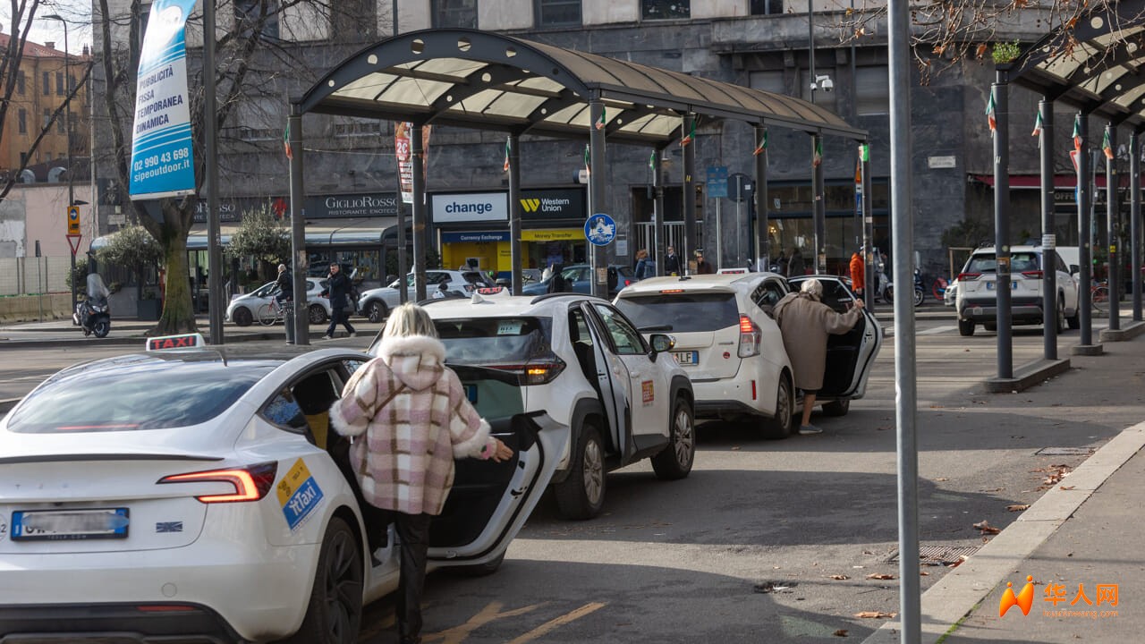 Taxi in Stazione Centrale.  Foto Stefano Porta _ LaPresse.jpg