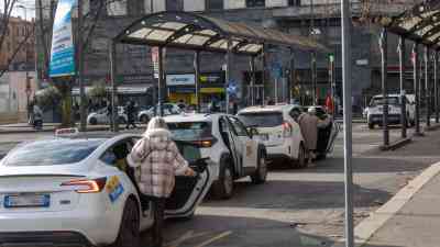 Taxi in Stazione Centrale.  Foto Stefano Porta _ LaPresse.jpg