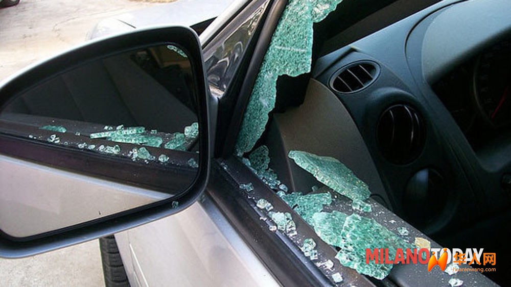 拿着小锤子一路砸，米兰深夜再现疯狂毁车案！