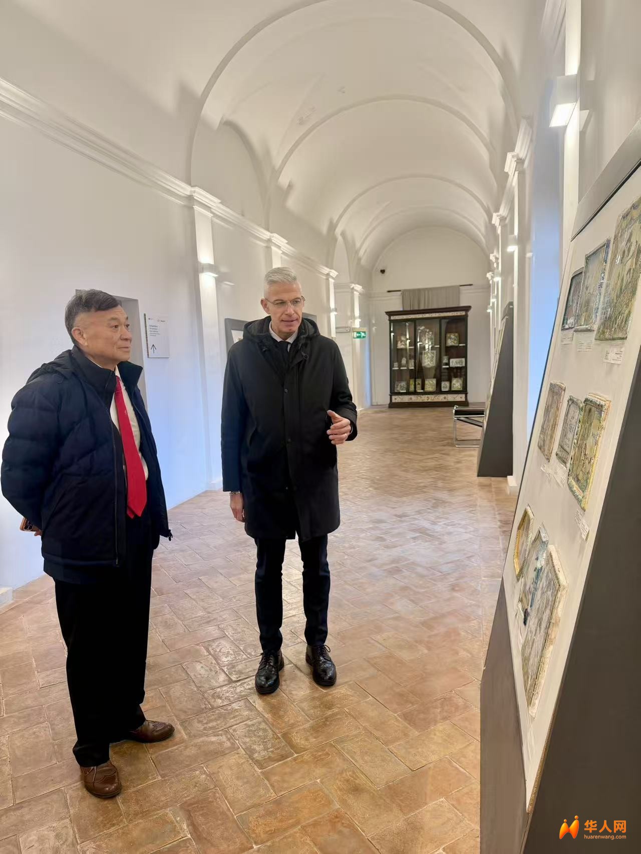 市长米杰莱·托尼亚奇尼先生亲自陪同意大利意中交流协会主席朱裕华先生参观德鲁塔省里陶瓷博物馆 ... ... . ...