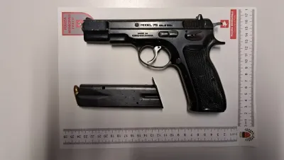 la-pistola-sequestrata-dalla-polizia-locale.webp