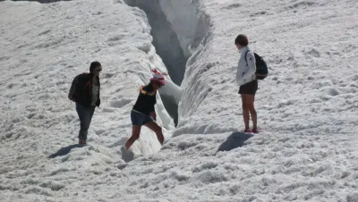 turiste-in-bermuda-su-un-ghiacciaio-una-pratica-sbagliata-che-si-nota-spesso-sul.webp