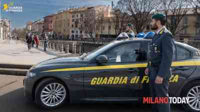 Guardia di finanza, estorsione capo cantiere 2.jpg