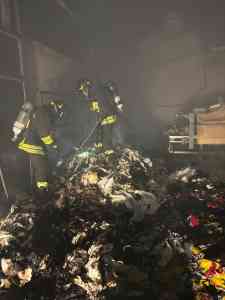 INCENDIO-RAID-INCENDIARIO-AZIENDE-ABBIGLIAMENTO-MACROLOTTO-DI-IOLO-2.jpeg