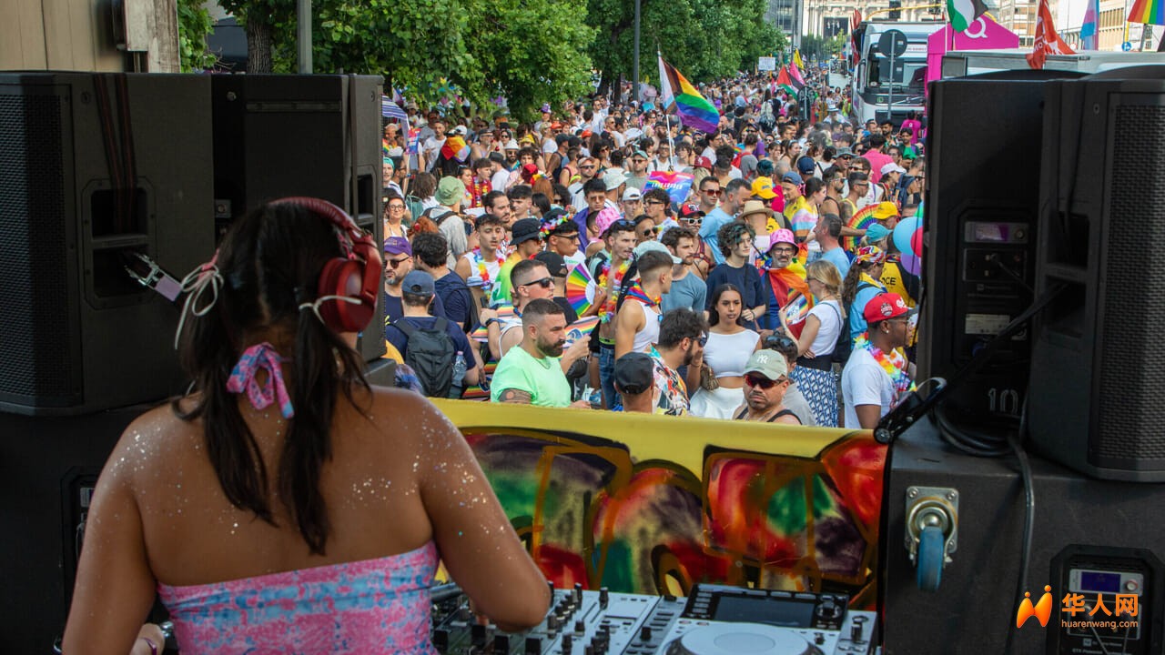 35万人狂欢变“战场”？米兰彩虹游行变味：小偷用彩虹旗打掩护疯狂洗劫