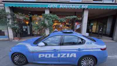 Gli agenti della polizia amministrativa davanti al locale.jpg