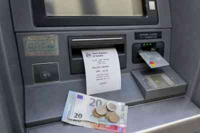 sempre-meno-soldi-in-contanti-e-sempre-pi-bancomat-e-carte-di-credito-milioni-di.jpeg