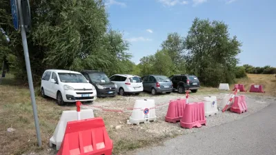 copia-di-26-07-26-ronchi-auto-abusivamente-parcheggiate.webp