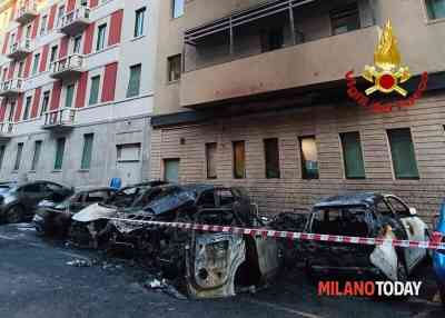 Le auto carbonizzate - Foto Vigili del fuoco (1).jpg